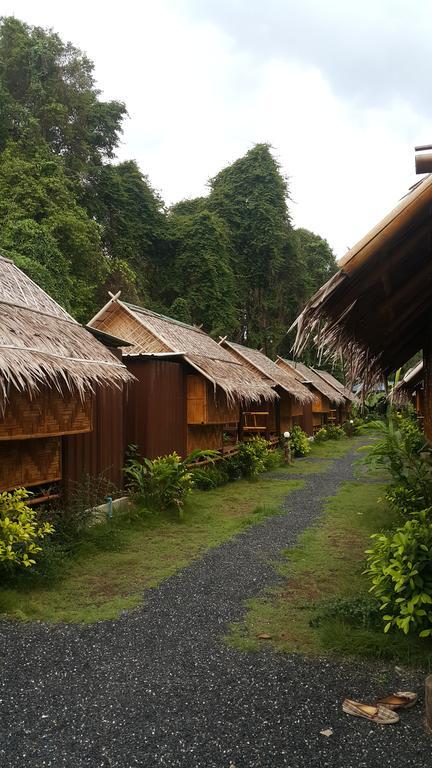 Phuhaya Bamboo Bungalows Ko Lanta Екстериор снимка