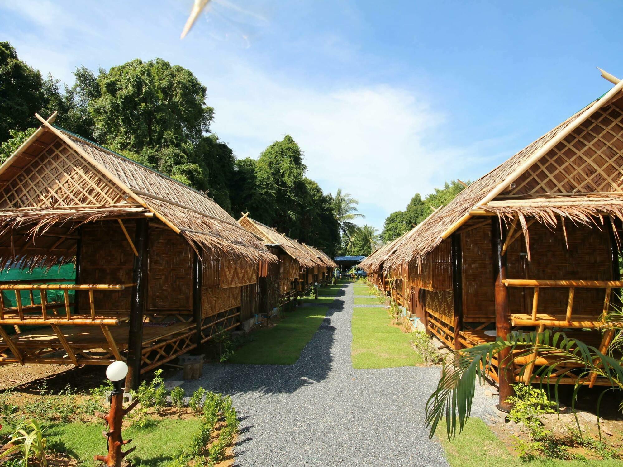 Phuhaya Bamboo Bungalows Ko Lanta Екстериор снимка