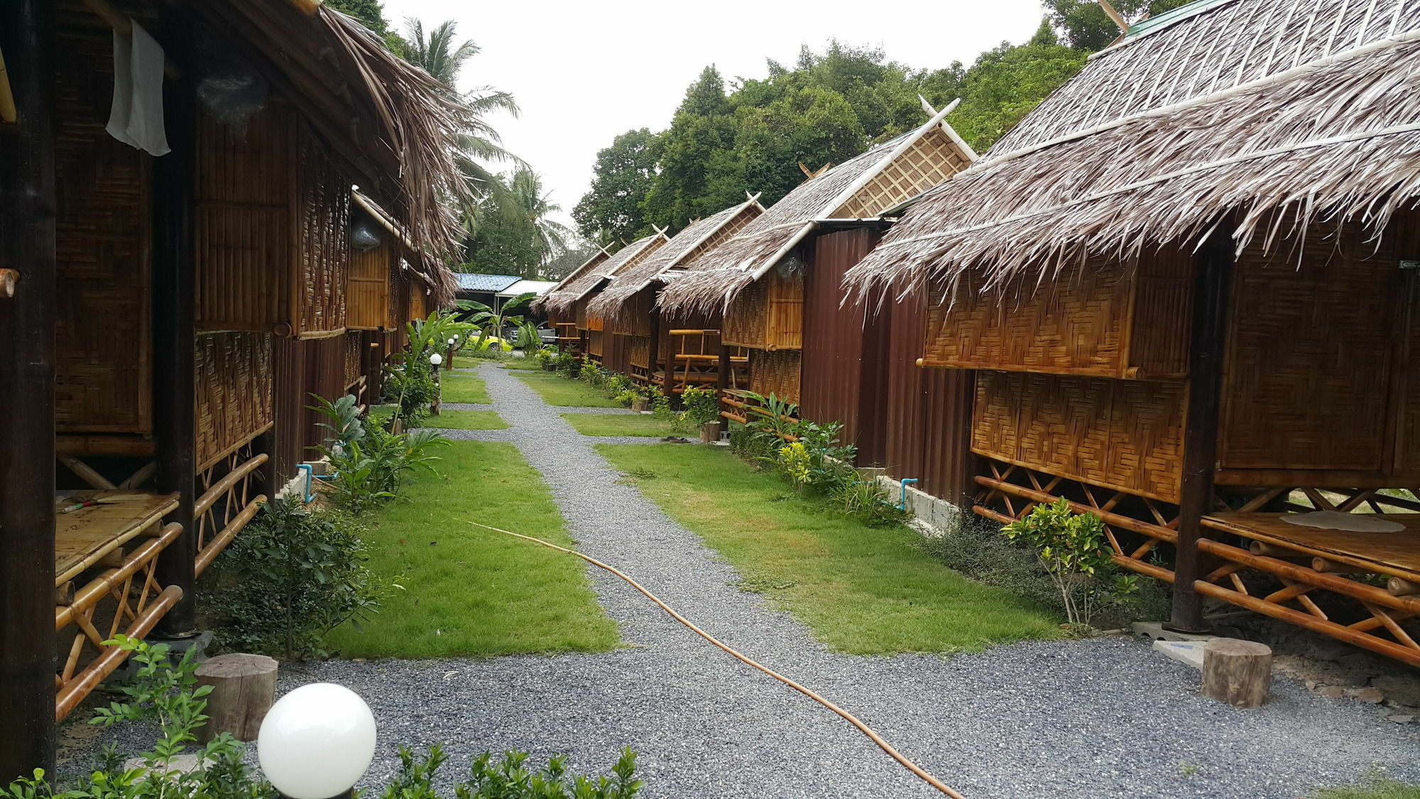 Phuhaya Bamboo Bungalows Ko Lanta Екстериор снимка